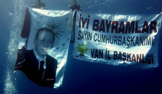 Denizin altında Cumhurbaşkanı Erdoğan'ın bayramını kutladılar