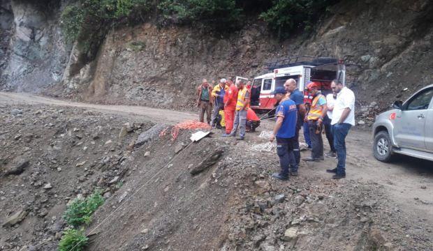 Kayalıklarda mahsur kalan 3 kişi kurtarıldı