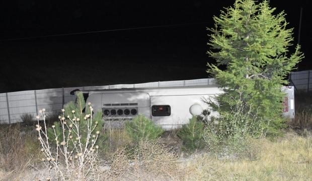 Afyonkarahisar'da yolcu otobüsü devrildi: 2 ölü, 15 yaralı
