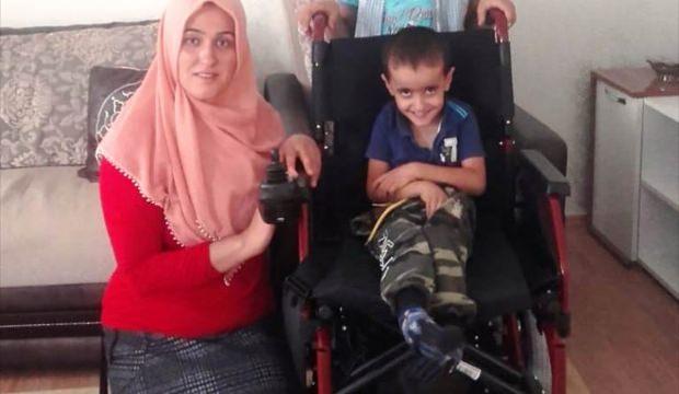 Engelli çocuğun akülü tekerlekli sandalye sevinci