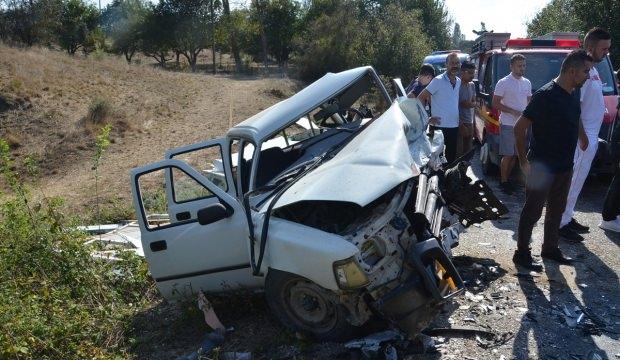 Bilecik'te otomobil ile kamyonet çarpıştı: 4 yaralı