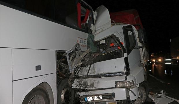 Kamyon yolcu otobüsüne çarptı: 1 ölü, 4 yaralı