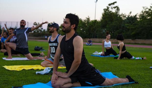 Diyarbakır'da açık havada yoga keyfi