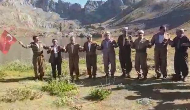 Vatandaşlar İkiyaka Dağlarında Türk bayraklarıyla halay çekti