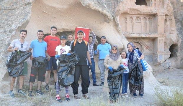 Muhtarın girişimiyle gönüllü temizlik ekibi oluşturdular