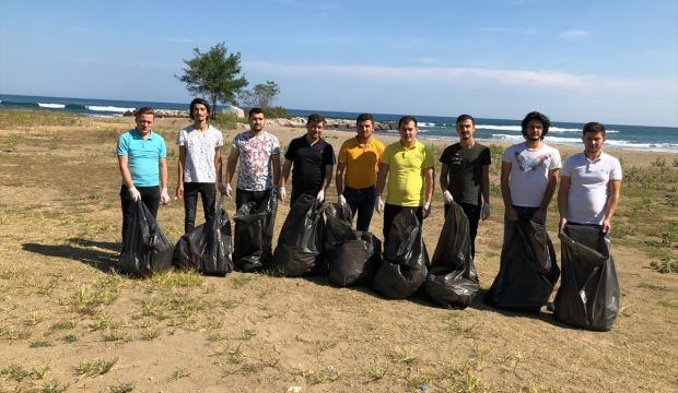 AK Partili gençlerden sahilde çevre temizliği