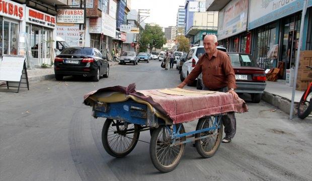 "Horoz Halil Emmi" el arabasıyla ekmeğini kazanıyor
