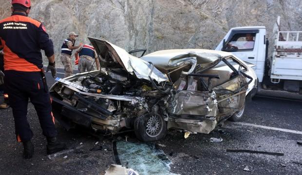 Elazığ'da kamyonet ile otomobil çarpıştı: 1 ölü, 1 yaralı
