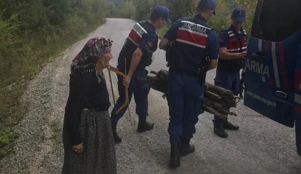 Odun taşıyan yaşlı kadına jandarmadan şefkat eli