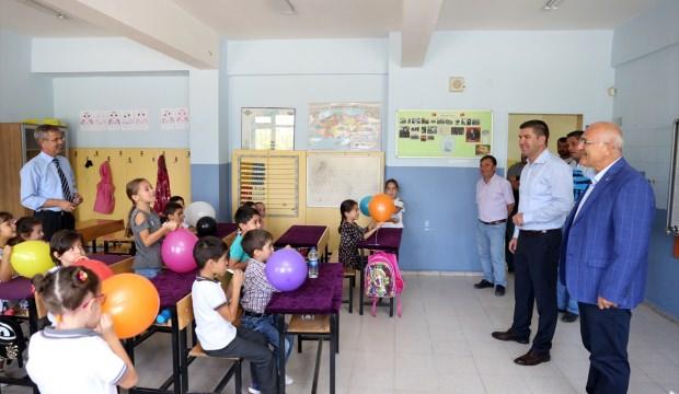 Burdur Belediyesinden ilkokula yeni başlayan öğrencilere okul seti