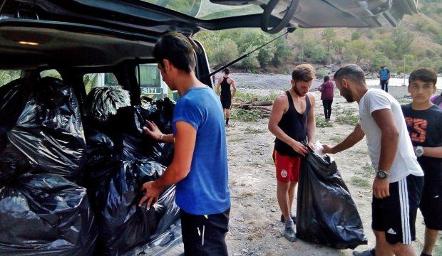 Rafting takımı Zap Nehri'nde çevre temizliği yaptı