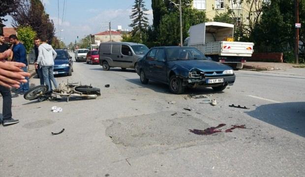 Sakarya'da motosiklet otomobile çarptı: 1 ölü, 1 yaralı