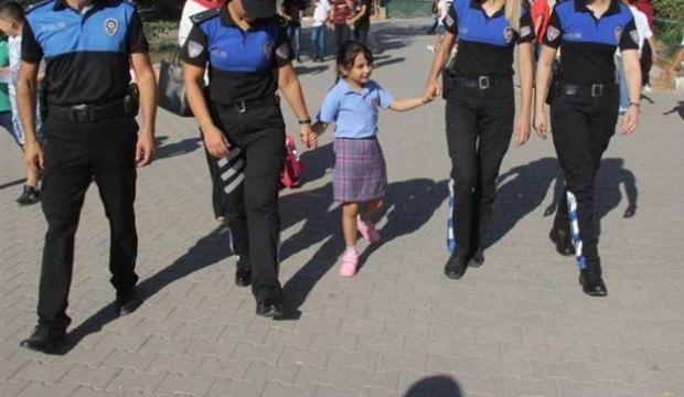 Şehit kızını okula polis arkadaşları götürdü!