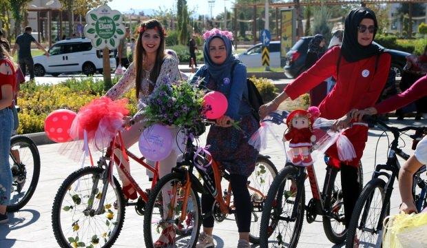 Elazığ'da "Süslü Kadınlar Bisiklet Turu" etkinliği