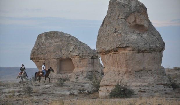 Bin yıllık ören yerinde at sırtında geziyorlar