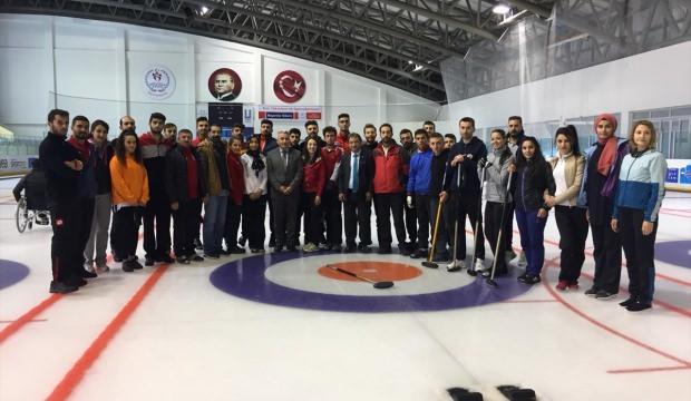 Erzurum'da geleceğin curling antrenörleri eğitiliyor