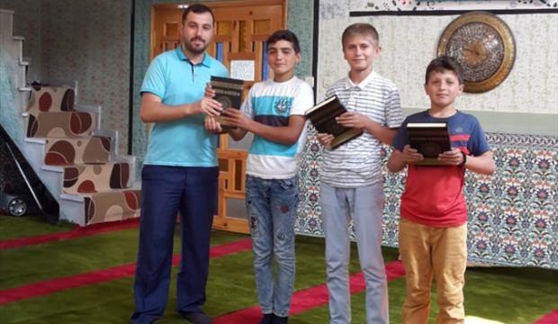 Koyulhisar'da öğrencilere Kur'an-ı Kerim dağıtıldı