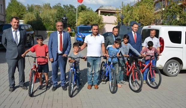 Çevreci öğrencilere bisiklet hediye edildi