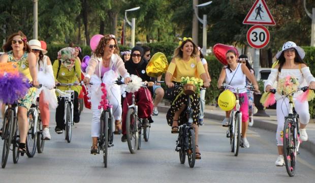 Süslü kadınlar bisiklet turunda!