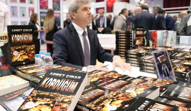 Vali Ahmet Çınar fuarda kitaplarını imzaladı