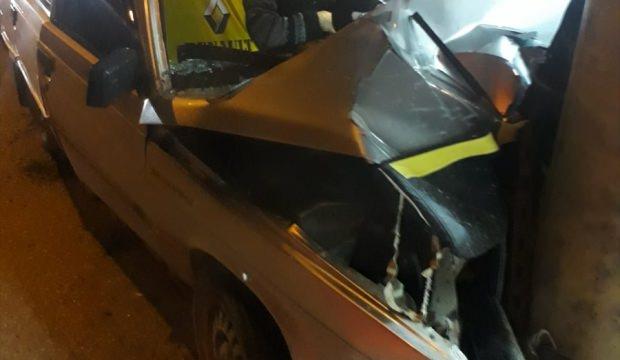 Akyazı'da otomobil elektrik direğine çarptı: 1 yaralı