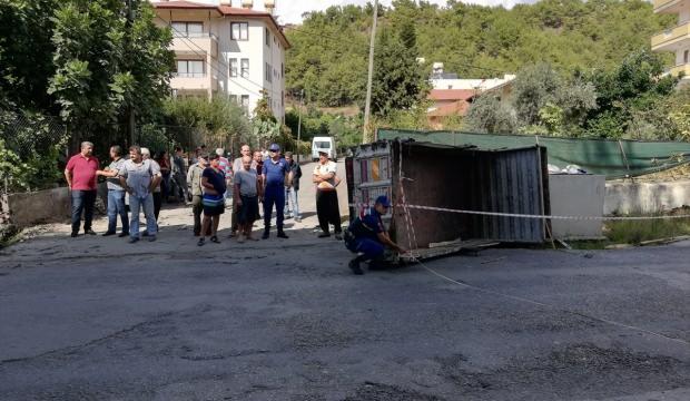 Antalya'da kamyonetin çarptığı 3 kişi yaralandı