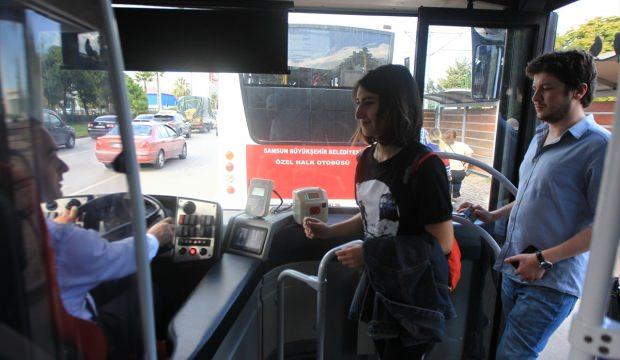 Halk otobüsü şoförü yolcuları "hoşgeldiniz" diyerek karşılıyor
