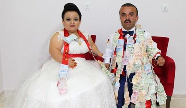 130 santimlik damat ve gelin dünya evine girdi