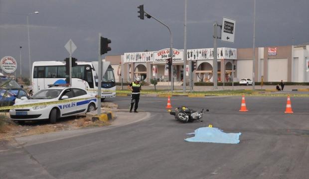 Antalya'da tur midibüsü motosiklete çarptı: 1 ölü