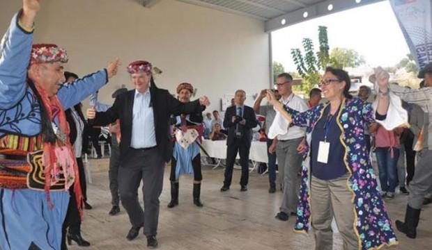 AB Büyükelçileri Aydın'da fes giydi zeybek oynadı