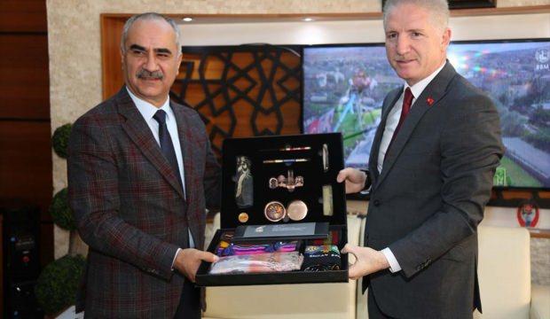 Vali Gül'den Belediye Başkanı Aydın'a veda ziyareti
