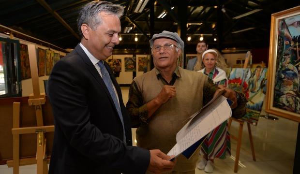 Başkan Uysal, Hasan Bağdaş'ın resim sergisini gezdi