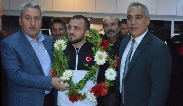 Milli güreşçi Rahman Bilici, memleketinde coşkuyla karşılandı