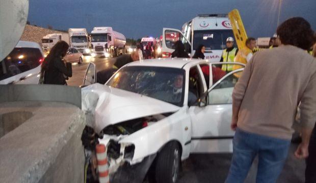 Adana'da otomobil refüje çarptı: 2 yaralı