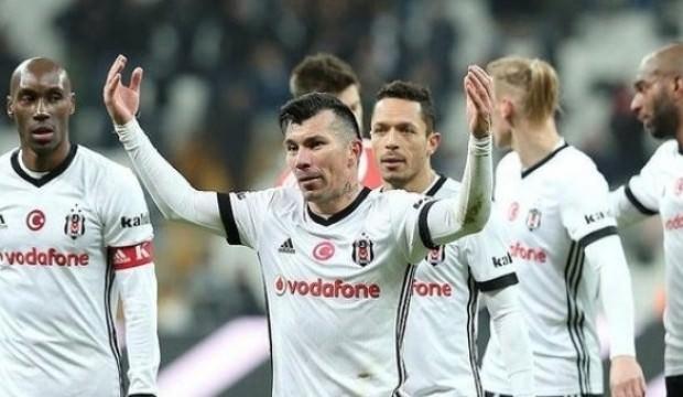 Beşiktaş'ta çifte şok! Adriano ve Medel...