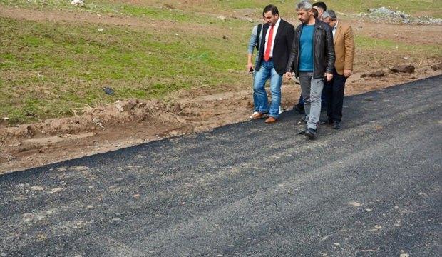 Kaymakam Alibeyoğlu, asfalt çalışmasını inceledi