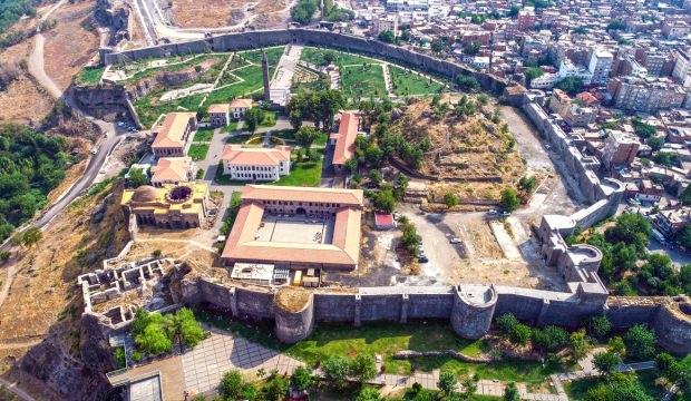 Diyarbakır'ın "kalbi"nde su kanalı ve tünel bulundu