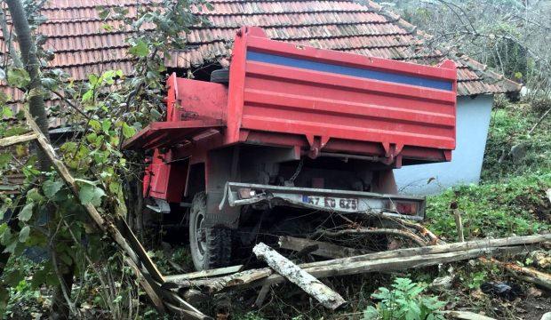 Zonguldak'ta kamyonet evin duvarına çarptı