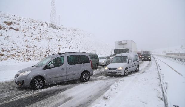 Kahramanmaraş'ta ulaşıma kar engeli