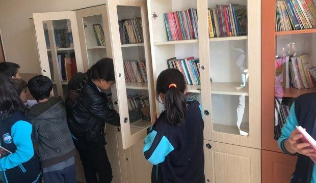 Adilcevaz'da okul koridoruna kütüphane kuruldu