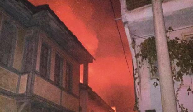 Sakarya'da tarihi ev yangını