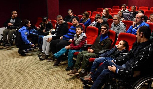 Tunceli'de engelli çocukların sinema keyfi