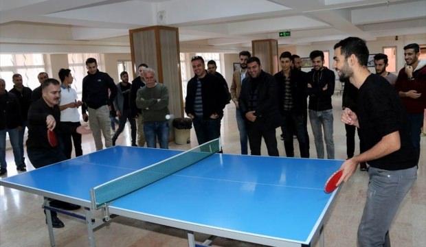 Vali Akbıyık, öğrencilerle masa tenisi oynadı