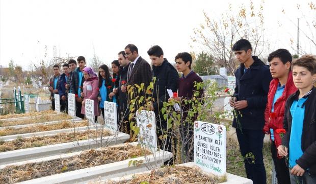 Depremde hayatını kaybeden öğretmen mezarı başında anıldı