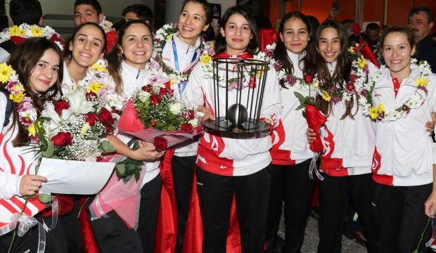 Dünya şampiyonu ve üçüncüsü sualtı ragbi milli takımları Türkiye'ye döndü