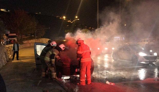 İzmir'de seyir halindeki araç yandı