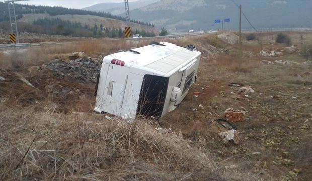 Denizli'de yolcu otobüsü devrildi: 13 yaralı