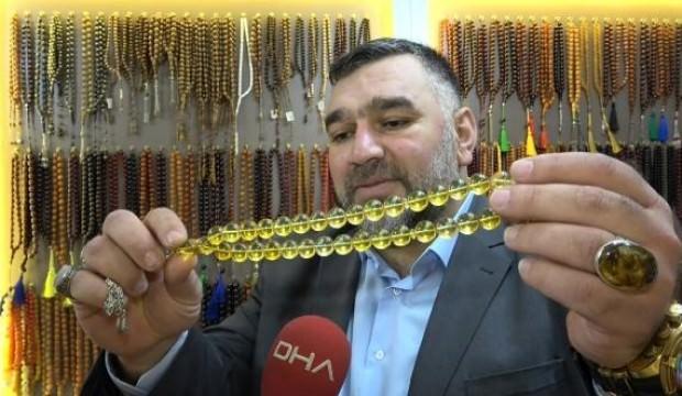 1 milyon yıllık taşlardan tespih üretiyor