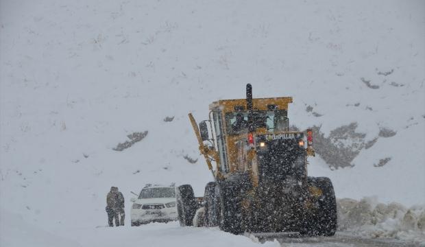 Hakkari'de karda mahsur kalan vatandaşlar kurtarıldı