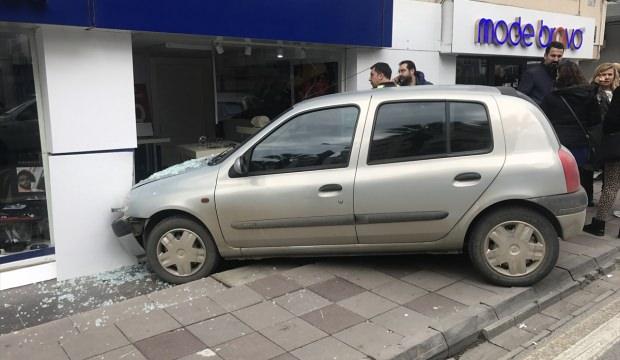 İzmir'de otomobil iş yerine girdi